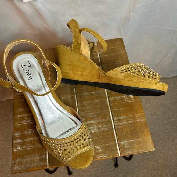 Zoey Taupe/Tan Wedge Shoe - Picture 2 of 4